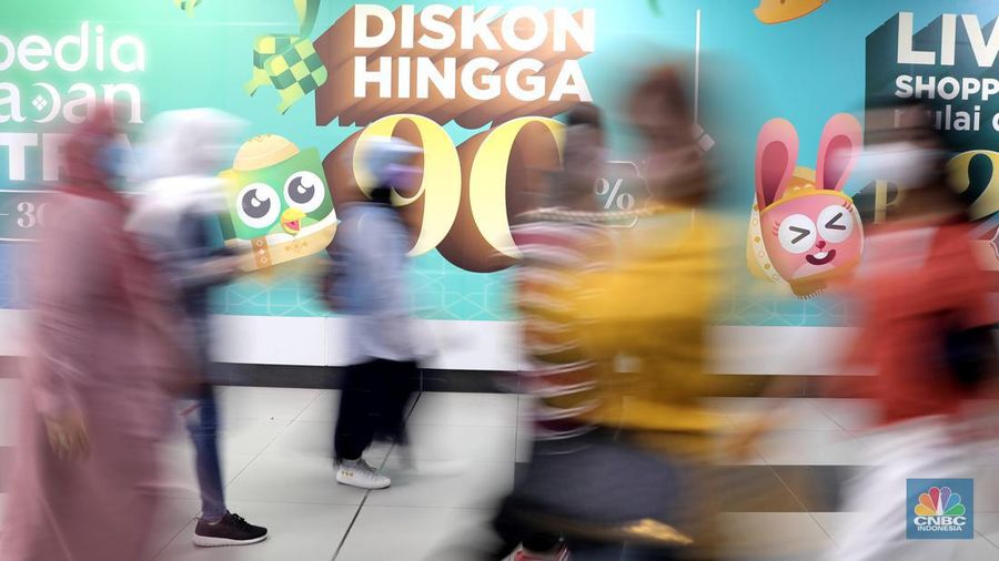 Suasana Penumpang MRT Jakarta, Rabu (4/5/2022). (CNBC Indonesia/ Muhammad Sabki)