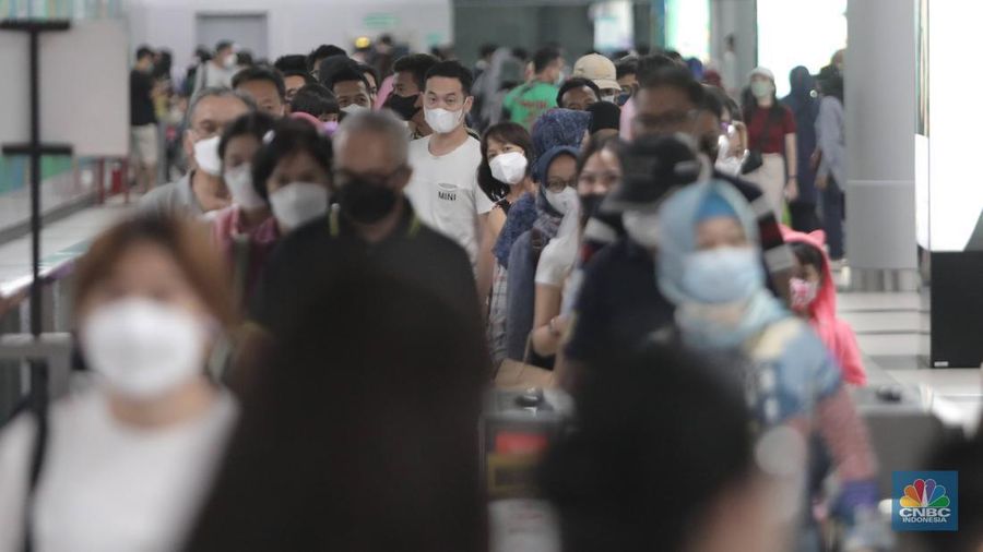 Suasana Penumpang MRT Jakarta, Rabu (4/5/2022). (CNBC Indonesia/ Muhammad Sabki)