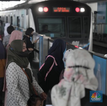 Begini Suasana Ramainya Penumpang MRT Saat Libur Lebaran