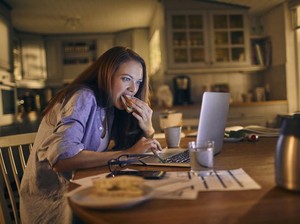 7 Cara Hentikan Kebiasaan Makan Tak Sehat Gegara Stres