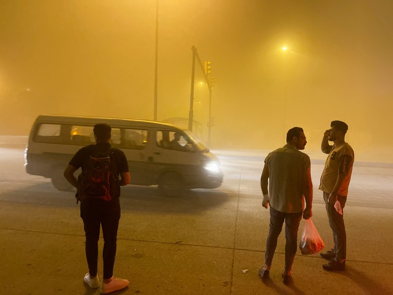 Pemandangan langit yang tertutup debu saat badai pasir, di Baghdad, Irak, Kamis (5/4/2022). (REUTERS/Thaier Al-Sudani)