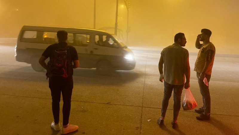 Pemandangan langit yang tertutup debu saat badai pasir, di Baghdad, Irak, Kamis (5/4/2022). (REUTERS/Thaier Al-Sudani)