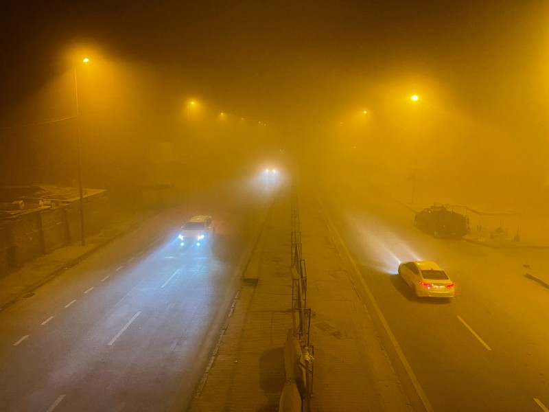 Pemandangan langit yang tertutup debu saat badai pasir, di Baghdad, Irak, Kamis (5/4/2022). (REUTERS/Thaier Al-Sudani)