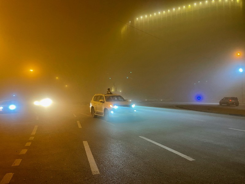 Pemandangan langit yang tertutup debu saat badai pasir, di Baghdad, Irak, Kamis (5/4/2022). (REUTERS/Thaier Al-Sudani)