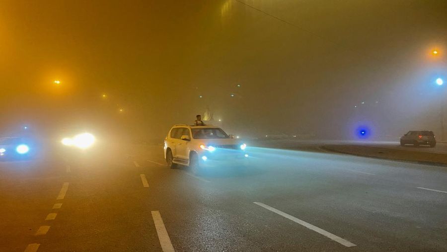 Pemandangan langit yang tertutup debu saat badai pasir, di Baghdad, Irak, Kamis (5/4/2022). (REUTERS/Thaier Al-Sudani)