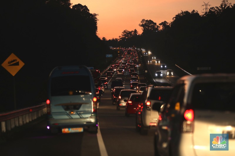 Kemacetan Arus Balik Mudik Lebaran di ruas jalan tol Ungaran, Jawa Tengah ke arah Jakarta Suasana kemacetan arus balik mudik lebaran di ruas jalan tol Ungaran, Jawa Tengah ke arah Jakarta pada, Kamis (5/5/2022). (CNBC Indonesia/ Tri Susilo)