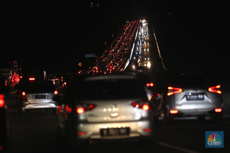 Kemacetan Arus Balik Mudik Lebaran di ruas jalan tol Ungaran, Jawa Tengah ke arah Jakarta Suasana kemacetan arus balik mudik lebaran di ruas jalan tol Ungaran, Jawa Tengah ke arah Jakarta pada, Kamis (5/5/2022). (CNBC Indonesia/ Tri Susilo)