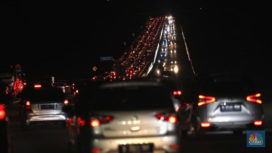 Suasana kemacetan arus balik mudik lebaran di ruas jalan tol Ungaran, Jawa Tengah ke arah Jakarta pada, Kamis (5/5/2022). (CNBC Indonesia/ Tri Susilo)