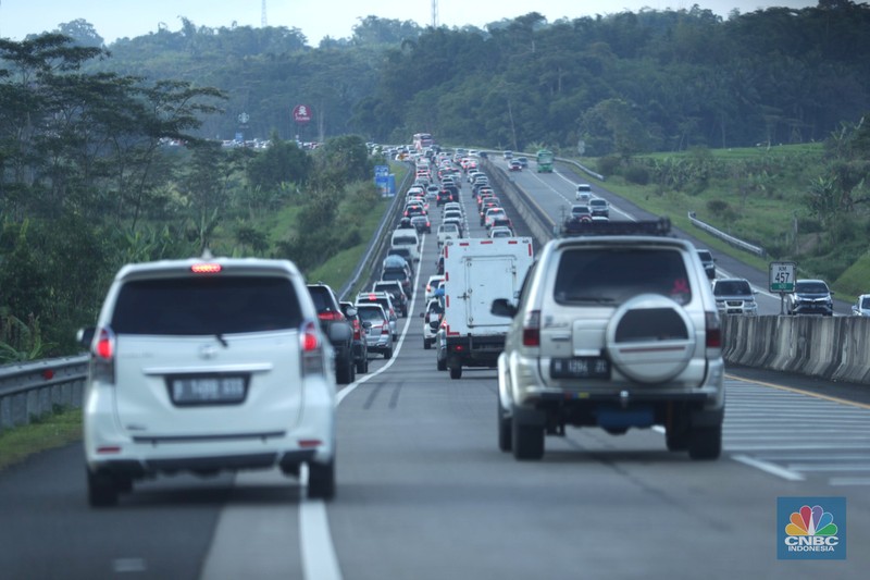 Suasana kemacetan arus balik mudik lebaran di ruas jalan tol Ungaran, Jawa Tengah ke arah Jakarta pada, Kamis (5/5/2022). (CNBC Indonesia/ Tri Susilo)