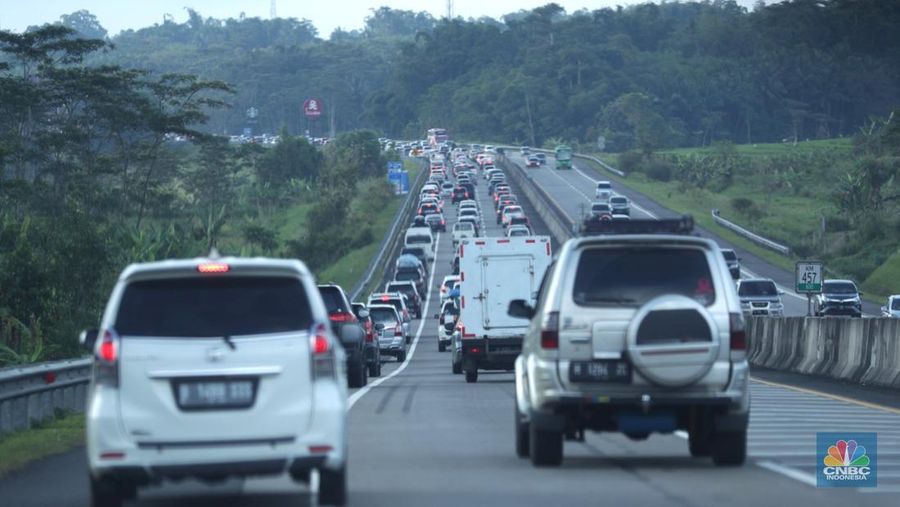 Suasana kemacetan arus balik mudik lebaran di ruas jalan tol Ungaran, Jawa Tengah ke arah Jakarta pada, Kamis (5/5/2022). (CNBC Indonesia/ Tri Susilo)