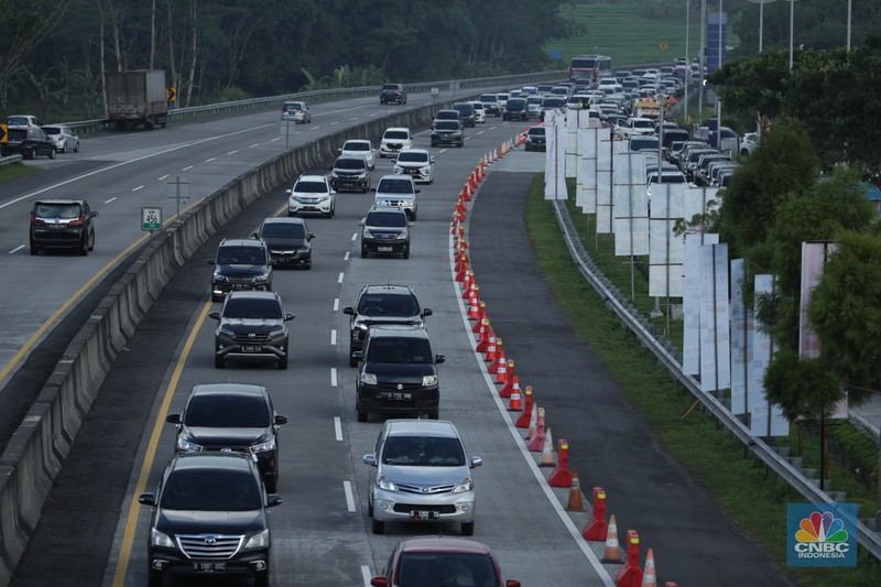 Lalu lintas Jalan KH Noer Ali Inspeksi Kalimalang macet berkilo-kilometer imbas penutupan ruas tol mengarah ke Cikampek pada Sabtu (7/5/2022). (CNBC Indonesia/Tri Susilo) Lalu lintas Jalan KH Noer Ali Inspeksi Kalimalang macet berkilo-kilometer imbas penutupan ruas tol mengarah ke Cikampek pada Sabtu (7/5/2022). (CNBC Indonesia/Tri Susilo)