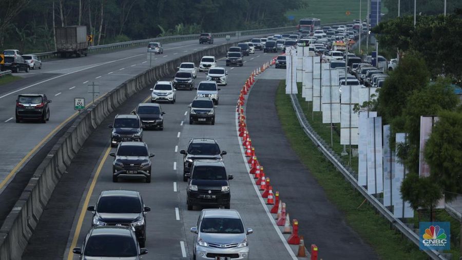 Suasana kemacetan arus balik mudik lebaran di ruas jalan tol Ungaran, Jawa Tengah ke arah Jakarta pada, Kamis (5/5/2022). (վ/ Tri Susilo)