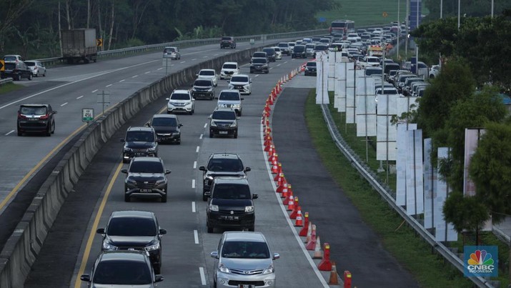 Suasana kemacetan arus balik mudik lebaran di ruas jalan tol Ungaran, Jawa Tengah ke arah Jakarta pada, Kamis (5/5/2022). (CNBC Indonesia/ Tri Susilo)