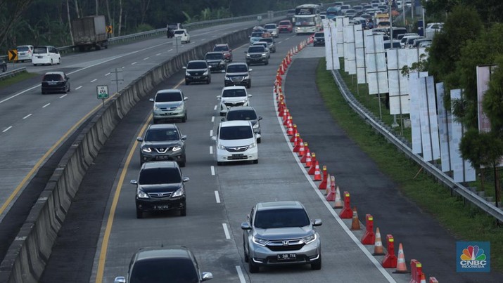 Suasana kemacetan arus balik mudik lebaran di ruas jalan tol Ungaran, Jawa Tengah ke arah Jakarta pada, Kamis (5/5/2022). (CNBC Indonesia/ Tri Susilo)