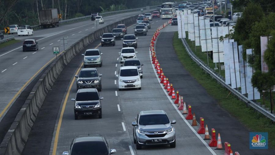 Suasana kemacetan arus balik mudik lebaran di ruas jalan tol Ungaran, Jawa Tengah ke arah Jakarta pada, Kamis (5/5/2022). (CNBC Indonesia/ Tri Susilo)