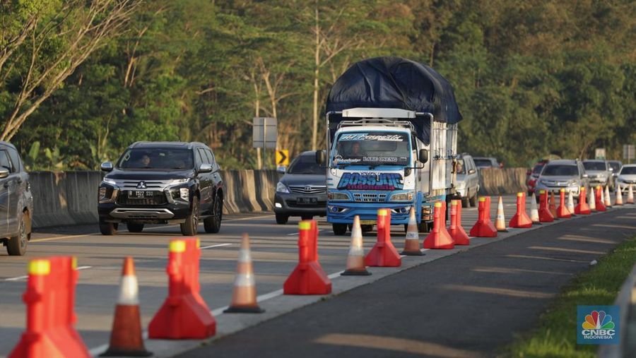Suasana kemacetan arus balik mudik lebaran di ruas jalan tol Ungaran, Jawa Tengah ke arah Jakarta pada, Kamis (5/5/2022). (CNBC Indonesia/ Tri Susilo)