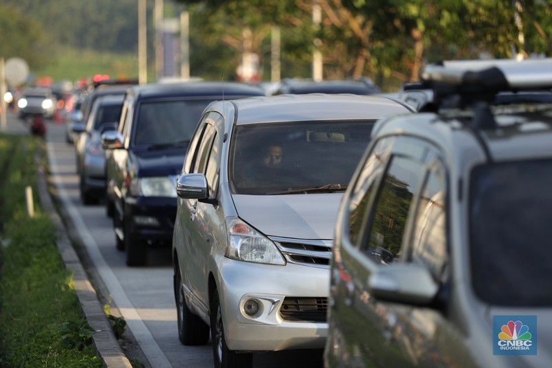Suasana kemacetan arus balik mudik lebaran di ruas jalan tol Ungaran, Jawa Tengah ke arah Jakarta pada, Kamis (5/5/2022). (CNBC Indonesia/ Tri Susilo)