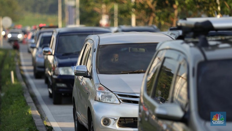 Suasana kemacetan arus balik mudik lebaran di ruas jalan tol Ungaran, Jawa Tengah ke arah Jakarta pada, Kamis (5/5/2022). (CNBC Indonesia/ Tri Susilo)