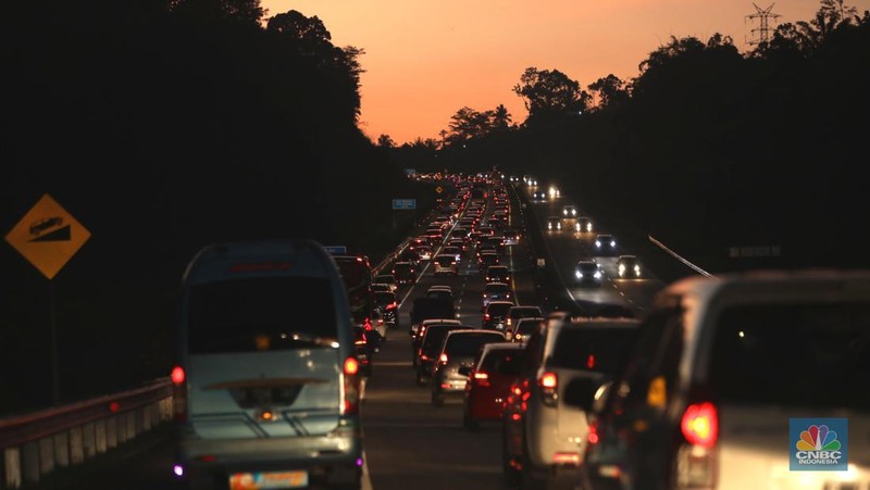 Suasana kemacetan arus balik mudik lebaran di ruas jalan tol Ungaran, Jawa Tengah ke arah Jakarta pada, Kamis (5/5/2022). (CNBC Indonesia/ Tri Susilo)