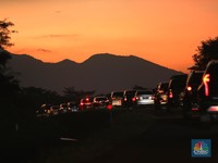 Padat Banget! Nih Potret Arus Balik Kendaraan ke Jakarta