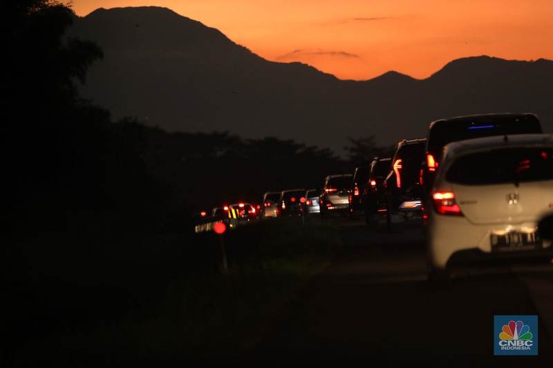 Lalu lintas Jalan KH Noer Ali Inspeksi Kalimalang macet berkilo-kilometer imbas penutupan ruas tol mengarah ke Cikampek pada Sabtu (7/5/2022). (CNBC Indonesia/Tri Susilo) Lalu lintas Jalan KH Noer Ali Inspeksi Kalimalang macet berkilo-kilometer imbas penutupan ruas tol mengarah ke Cikampek pada Sabtu (7/5/2022). (CNBC Indonesia/Tri Susilo)