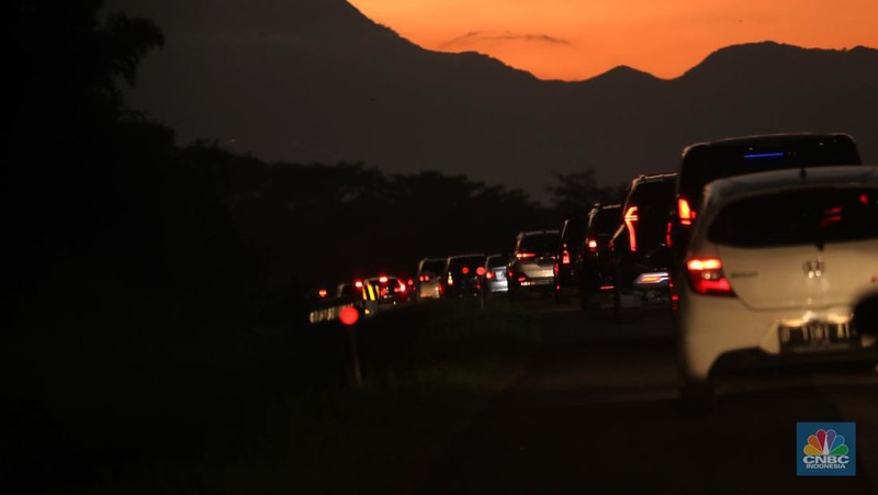 Lalu lintas Jalan KH Noer Ali Inspeksi Kalimalang macet berkilo-kilometer imbas penutupan ruas tol mengarah ke Cikampek pada Sabtu (7/5/2022). (CNBC Indonesia/Tri Susilo)