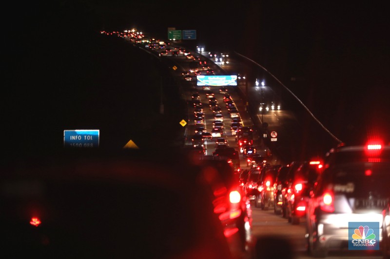 Kemacetan Arus Balik Mudik Lebaran di ruas jalan tol Ungaran, Jawa Tengah ke arah Jakarta Suasana kemacetan arus balik mudik lebaran di ruas jalan tol Ungaran, Jawa Tengah ke arah Jakarta pada, Kamis (5/5/2022). (CNBC Indonesia/ Tri Susilo)