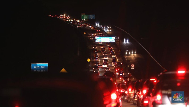 Suasana kemacetan arus balik mudik lebaran di ruas jalan tol Ungaran, Jawa Tengah ke arah Jakarta pada, Kamis (5/5/2022). (CNBC Indonesia/ Tri Susilo)