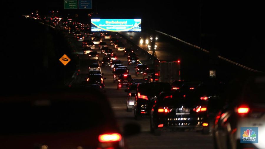 Suasana kemacetan arus balik mudik lebaran di ruas jalan tol Ungaran, Jawa Tengah ke arah Jakarta pada, Kamis (5/5/2022). (CNBC Indonesia/ Tri Susilo)