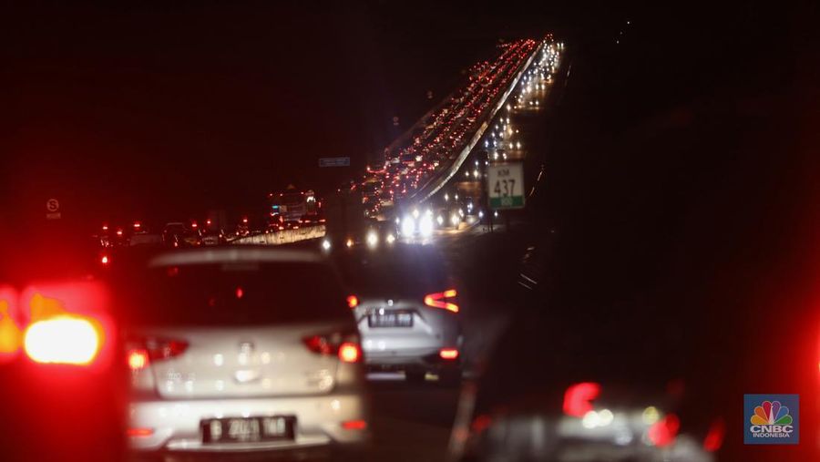 Suasana kemacetan arus balik mudik lebaran di ruas jalan tol Ungaran, Jawa Tengah ke arah Jakarta pada, Kamis (5/5/2022). (CNBC Indonesia/ Tri Susilo)