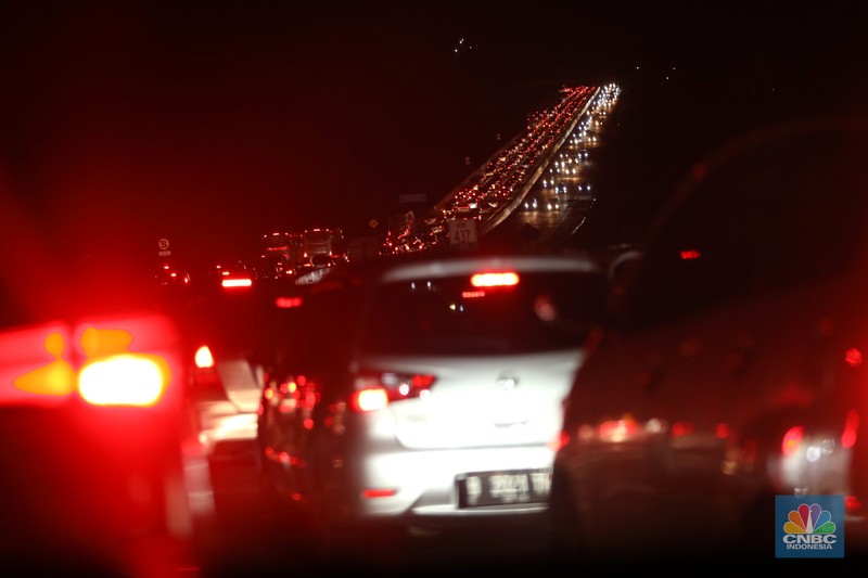 Lalu lintas Jalan KH Noer Ali Inspeksi Kalimalang macet berkilo-kilometer imbas penutupan ruas tol mengarah ke Cikampek pada Sabtu (7/5/2022). (CNBC Indonesia/Tri Susilo)
