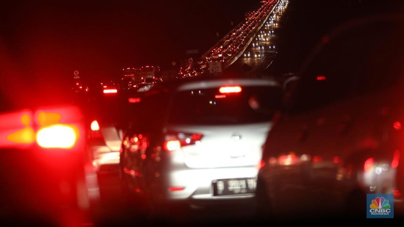 Lalu lintas Jalan KH Noer Ali Inspeksi Kalimalang macet berkilo-kilometer imbas penutupan ruas tol mengarah ke Cikampek pada Sabtu (7/5/2022). (CNBC Indonesia/Tri Susilo)
