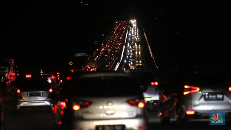 Suasana kemacetan arus balik mudik lebaran di ruas jalan tol Ungaran, Jawa Tengah ke arah Jakarta pada, Kamis (5/5/2022). (CNBC Indonesia/ Tri Susilo)