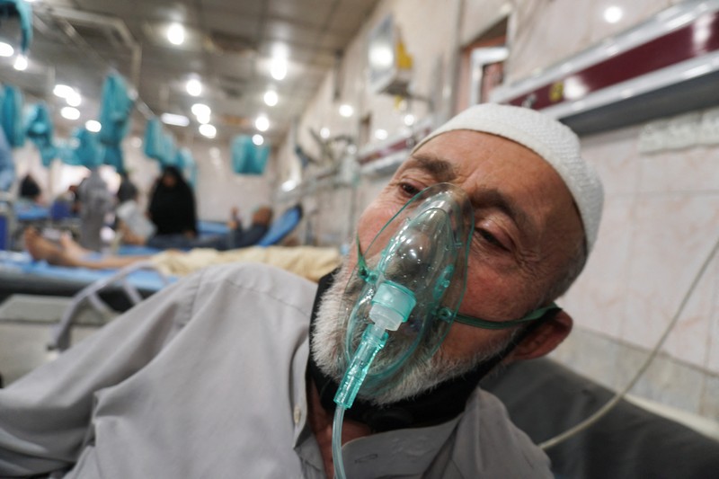 Badai Pasir di Irak Pemandangan langit yang tertutup debu saat badai pasir, di Baghdad, Irak, Kamis (5/4/2022). (REUTERS/Thaier Al-Sudani)