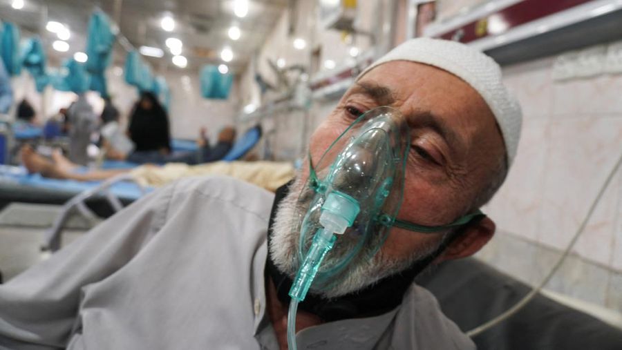 Pemandangan langit yang tertutup debu saat badai pasir, di Baghdad, Irak, Kamis (5/4/2022). (REUTERS/Thaier Al-Sudani)