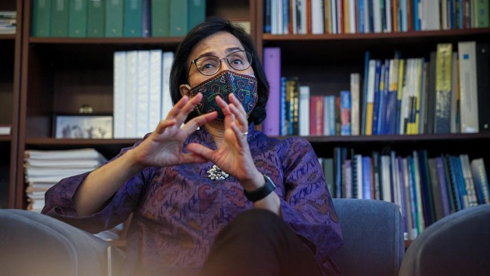 Menteri Keuangan Sri Mulyani Indonesian Finance Minister Sri Mulyani Indrawati answers questions during an interview at the World Bank in Washington, U.S., April 22, 2022. REUTERS/Evelyn Hockstein