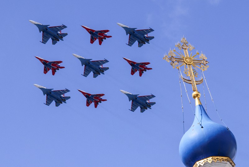 Parade milter Rusia peringatan kemenangan atas Nazi Jerman dalam Perang Dunia II Kendaraan artileri self-propelled Rusia, tank dan kendaraan militer berkumpul di jalan Tverskaya menuju Lapangan Merah selama latihan untuk parade militer Hari Kemenangan di Moskow, Rusia, Rabu (4/5/2022). Pawai akan berlangsung di Lapangan Merah Moskow pada Mei 9 untuk merayakan 76 tahun kemenangan dalam Perang Dunia II. (AP Photo/Alexander Zemlianichenko)