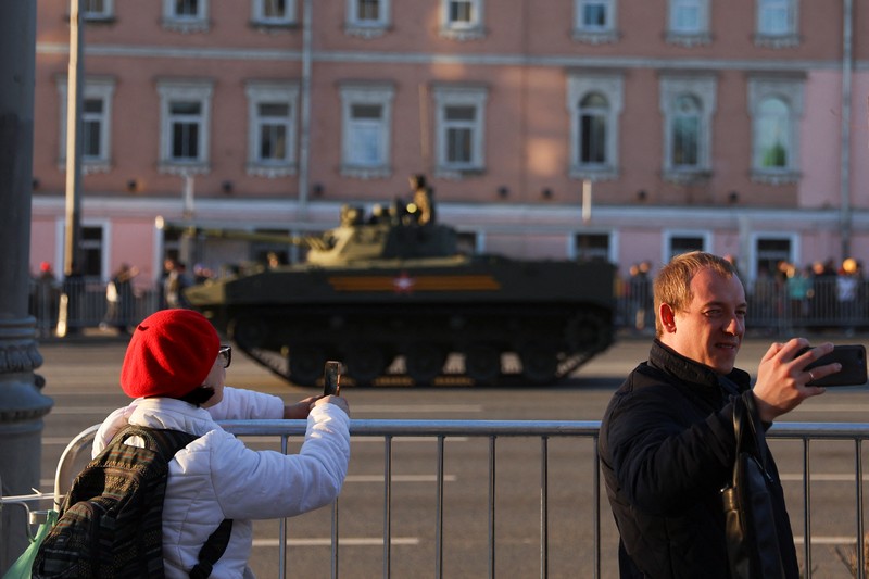 Kendaraan artileri self-propelled Rusia, tank dan kendaraan militer berkumpul di jalan Tverskaya menuju Lapangan Merah selama latihan untuk parade militer Hari Kemenangan di Moskow, Rusia, Rabu (4/5/2022). Pawai akan berlangsung di Lapangan Merah Moskow pada Mei 9 untuk merayakan 76 tahun kemenangan dalam Perang Dunia II. (AP Photo/Alexander Zemlianichenko)