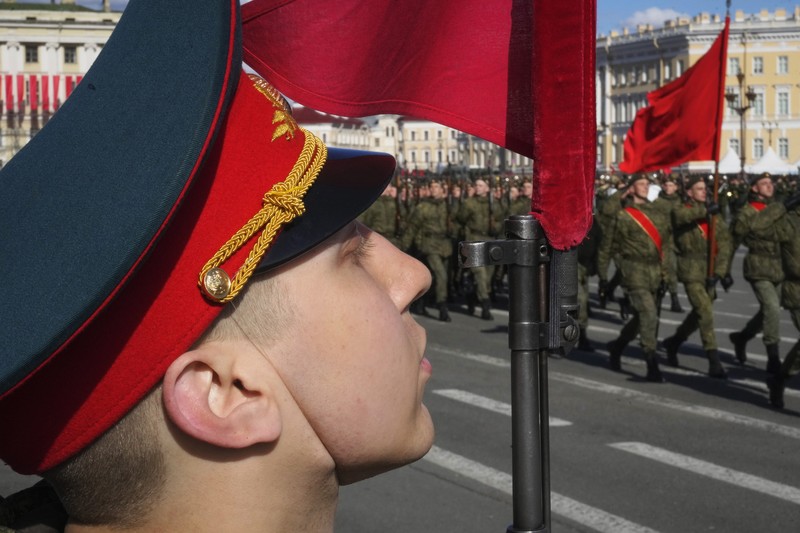 Parade milter Rusia peringatan kemenangan atas Nazi Jerman dalam Perang Dunia II Kendaraan artileri self-propelled Rusia, tank dan kendaraan militer berkumpul di jalan Tverskaya menuju Lapangan Merah selama latihan untuk parade militer Hari Kemenangan di Moskow, Rusia, Rabu (4/5/2022). Pawai akan berlangsung di Lapangan Merah Moskow pada Mei 9 untuk merayakan 76 tahun kemenangan dalam Perang Dunia II. (AP Photo/Alexander Zemlianichenko)