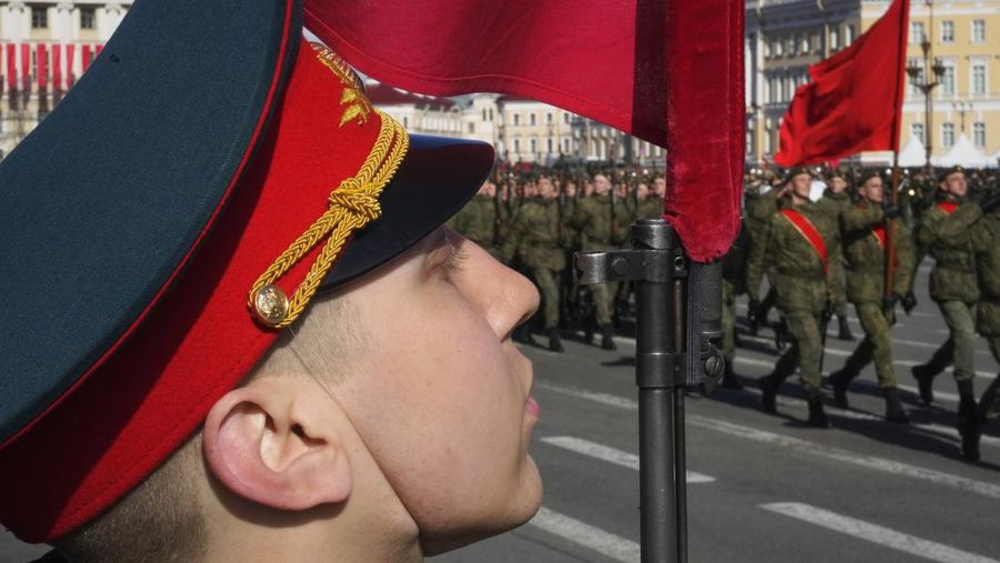 Kendaraan artileri self-propelled Rusia, tank dan kendaraan militer berkumpul di jalan Tverskaya menuju Lapangan Merah selama latihan untuk parade militer Hari Kemenangan di Moskow, Rusia, Rabu (4/5/2022). Pawai akan berlangsung di Lapangan Merah Moskow pada Mei 9 untuk merayakan 76 tahun kemenangan dalam Perang Dunia II. (AP Photo/Alexander Zemlianichenko)