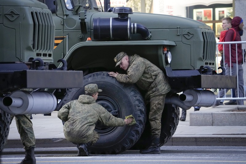 Kendaraan artileri self-propelled Rusia, tank dan kendaraan militer berkumpul di jalan Tverskaya menuju Lapangan Merah selama latihan untuk parade militer Hari Kemenangan di Moskow, Rusia, Rabu (4/5/2022). Pawai akan berlangsung di Lapangan Merah Moskow pada Mei 9 untuk merayakan 76 tahun kemenangan dalam Perang Dunia II. (AP Photo/Alexander Zemlianichenko)