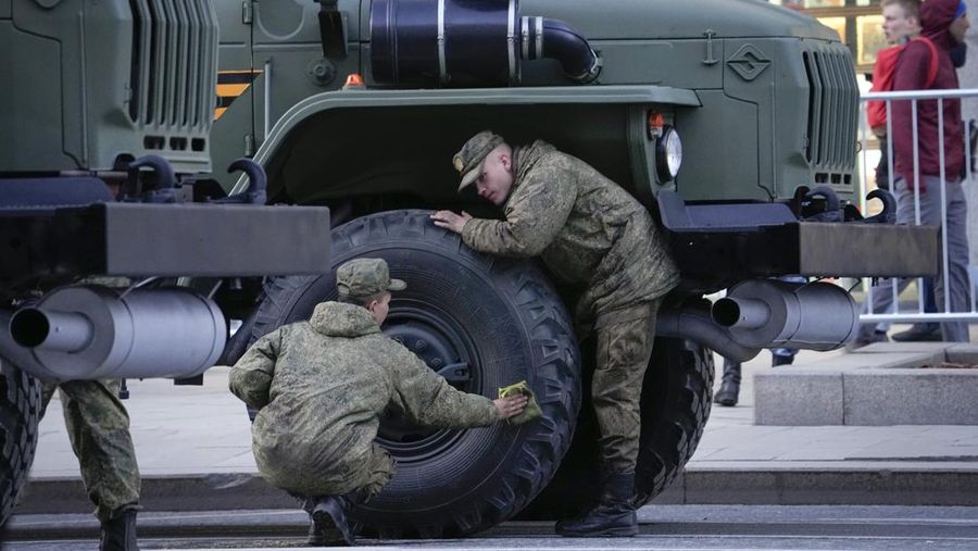 Tentara Rusia menyeka debu kendaraan militer mereka sebelum latihan untuk parade militer Hari Kemenangan di Moskow, Rusia, Rabu (4/5/2022). Pawai akan berlangsung di Lapangan Merah Moskow pada Mei 9 untuk merayakan 76 tahun kemenangan dalam Perang Dunia II. (AP Photo/Alexander Zemlianichenko)