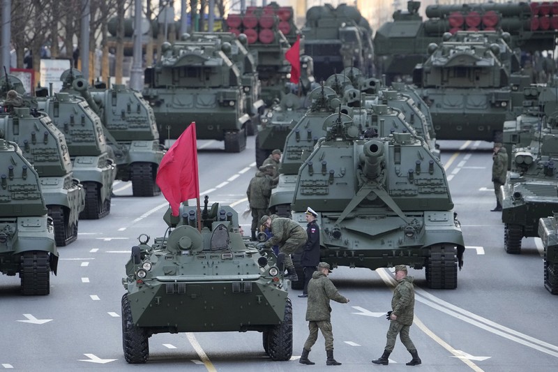 Kendaraan artileri self-propelled Rusia, tank dan kendaraan militer berkumpul di jalan Tverskaya menuju Lapangan Merah selama latihan untuk parade militer Hari Kemenangan di Moskow, Rusia, Rabu (4/5/2022). Pawai akan berlangsung di Lapangan Merah Moskow pada Mei 9 untuk merayakan 76 tahun kemenangan dalam Perang Dunia II. (AP Photo/Alexander Zemlianichenko)
