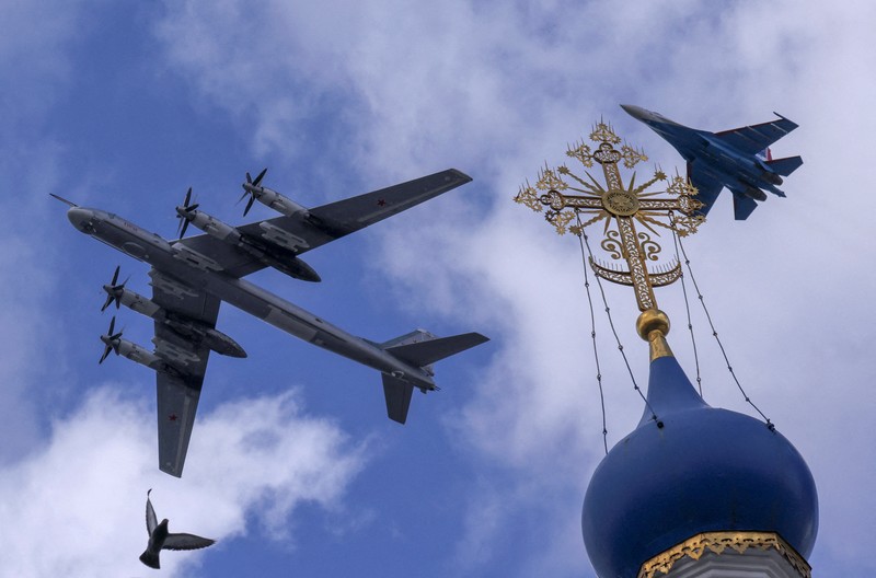 Parade milter Rusia peringatan kemenangan atas Nazi Jerman dalam Perang Dunia II Kendaraan artileri self-propelled Rusia, tank dan kendaraan militer berkumpul di jalan Tverskaya menuju Lapangan Merah selama latihan untuk parade militer Hari Kemenangan di Moskow, Rusia, Rabu (4/5/2022). Pawai akan berlangsung di Lapangan Merah Moskow pada Mei 9 untuk merayakan 76 tahun kemenangan dalam Perang Dunia II. (AP Photo/Alexander Zemlianichenko)