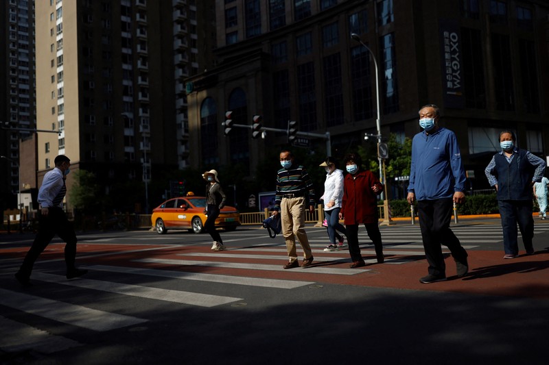 Warga mengendarai sepeda di Central Business District (CBD) saat pemerintah menerapkan perintah kerja dari rumah bagi penduduk distrik Chaoyang di tengah wabah penyakit coronavirus (COVID-19), di Beijing, China, Kamis (5/4/2022). (REUTERS/Tingshu Wang)
