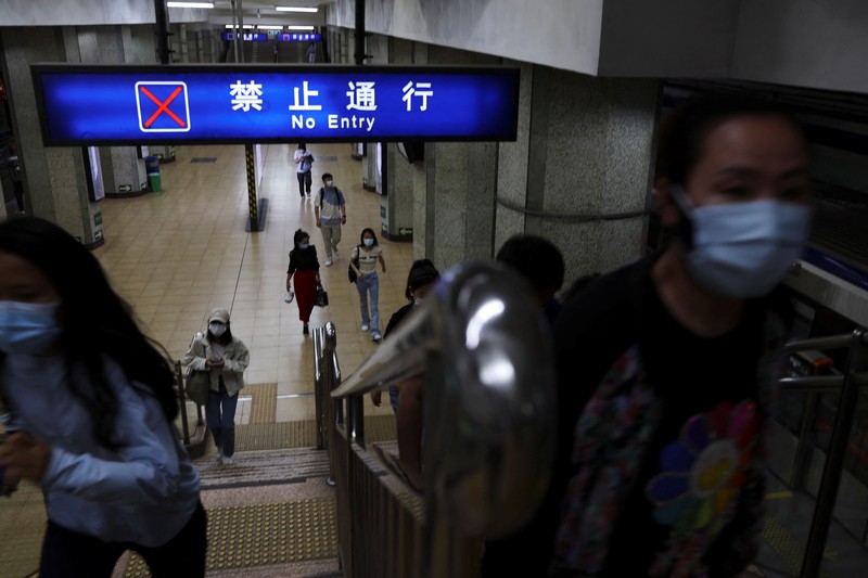 Penguncian Lockdown Covid-19 di Beijing China Warga mengendarai sepeda di Central Business District (CBD) saat pemerintah menerapkan perintah kerja dari rumah bagi penduduk distrik Chaoyang di tengah wabah penyakit coronavirus (COVID-19), di Beijing, China, Kamis (5/4/2022). (REUTERS/Tingshu Wang)
