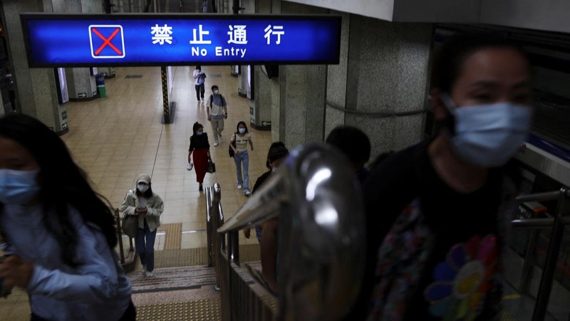 Warga mengendarai sepeda di Central Business District (CBD) saat pemerintah menerapkan perintah kerja dari rumah bagi penduduk distrik Chaoyang di tengah wabah penyakit coronavirus (COVID-19), di Beijing, China, Kamis (5/4/2022). (REUTERS/Tingshu Wang)