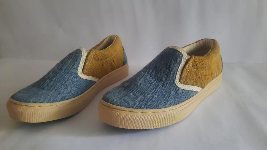 Sepatu serat alam awal berbahan sutra dari pengolahan ulat sutra samia.