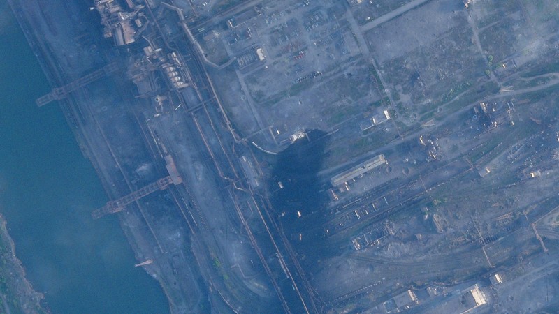 Serangan Rusia ke Pabrik baja Azovstal di Mariupol, Ukraina Gambar satelit yang diambil oleh Planet Labs PBC ini menunjukkan kerusakan di pabrik baja Azovstal di Mariupol, Ukraina, Rabu (4/5/2022). Pasukan Rusia mulai menyerbu pabrik baja yang dibom di Mariupol pada Selasa, 3 Mei 2022. take the mill terjadi setelah sejumlah warga sipil dievakuasi dari terowongan bawah tanah pabrik setelah berminggu-minggu pengeboman. (Planet Labs PBC via AP)