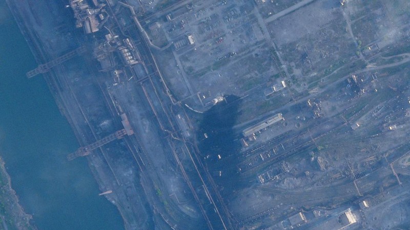 Gambar satelit yang diambil oleh Planet Labs PBC ini menunjukkan kerusakan di pabrik baja Azovstal di Mariupol, Ukraina, Rabu (4/5/2022). Pasukan Rusia mulai menyerbu pabrik baja yang dibom di Mariupol pada Selasa, 3 Mei 2022. take the mill terjadi setelah sejumlah warga sipil dievakuasi dari terowongan bawah tanah pabrik setelah berminggu-minggu pengeboman. (Planet Labs PBC via AP)